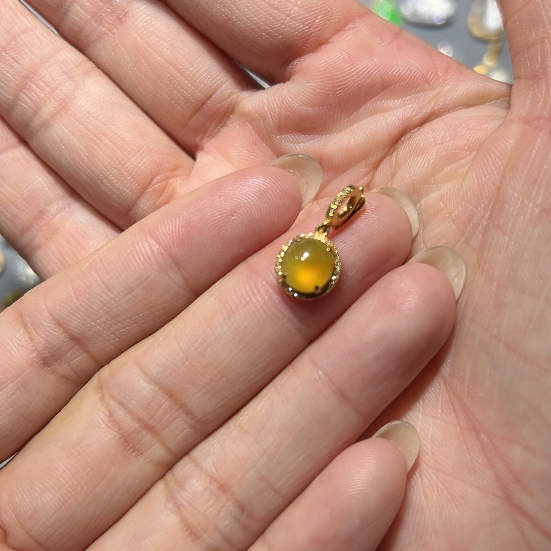 翡翠18K金镶嵌颈饰