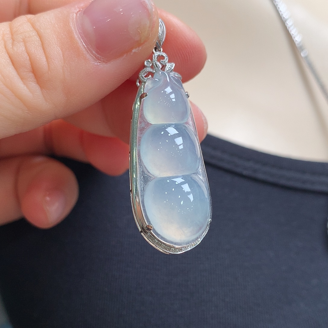 翡翠18K金镶嵌颈饰福豆