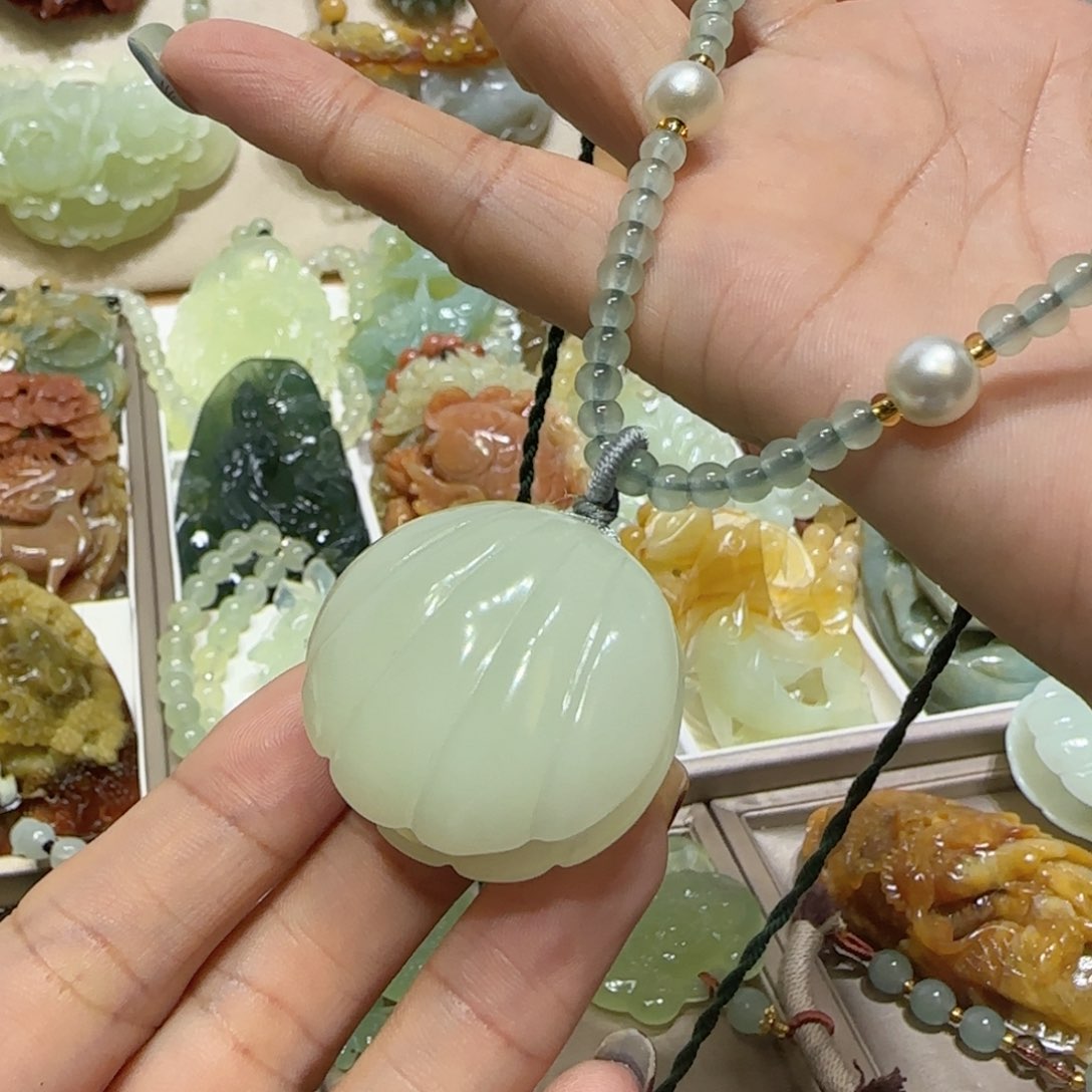 未镶嵌蛇纹石玉吊坠