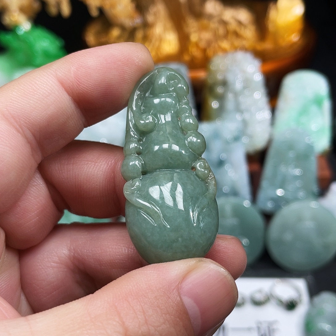 翡翠未镶嵌颈饰葫芦