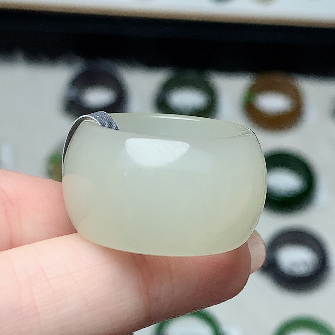 未镶嵌戒指和田玉