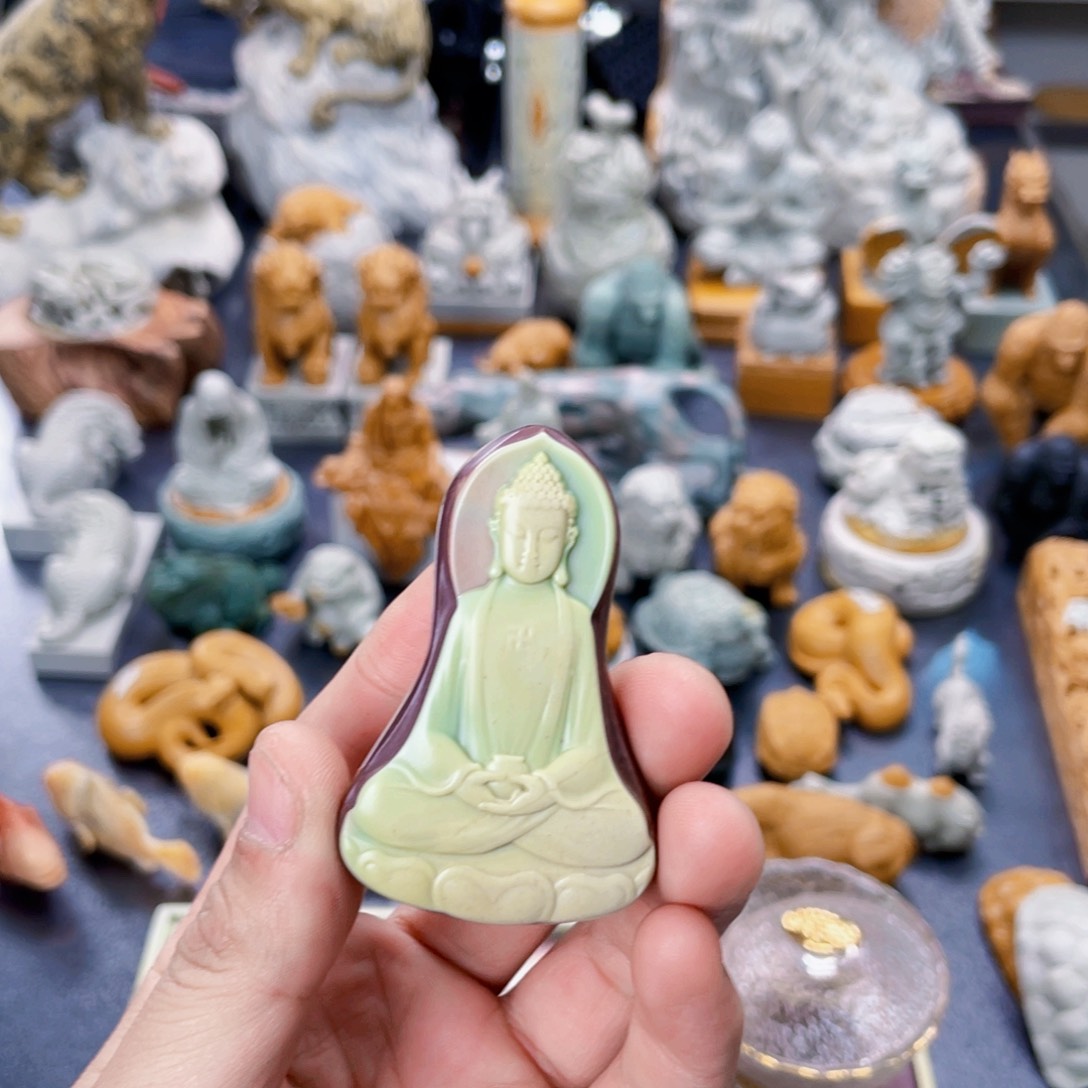 大日如来紫袍玉手把茶宠