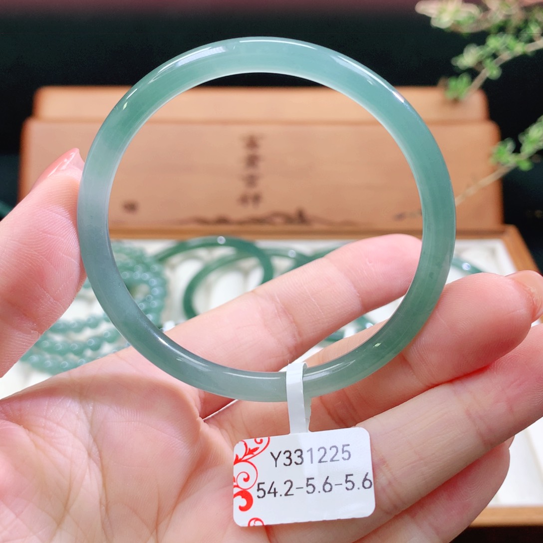 翡翠手镯未镶嵌天然