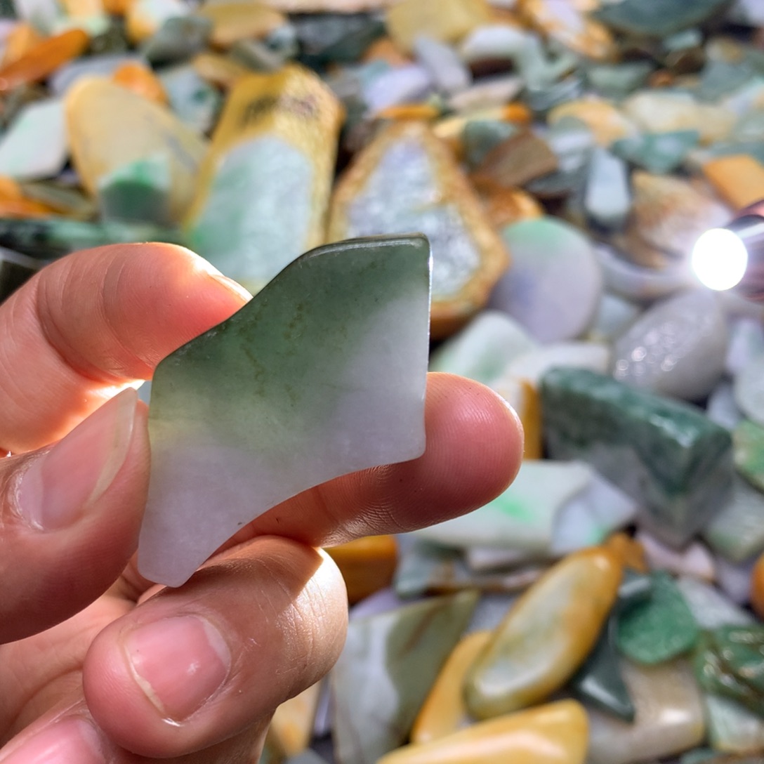 翡翠颈饰未镶嵌天然翡翠