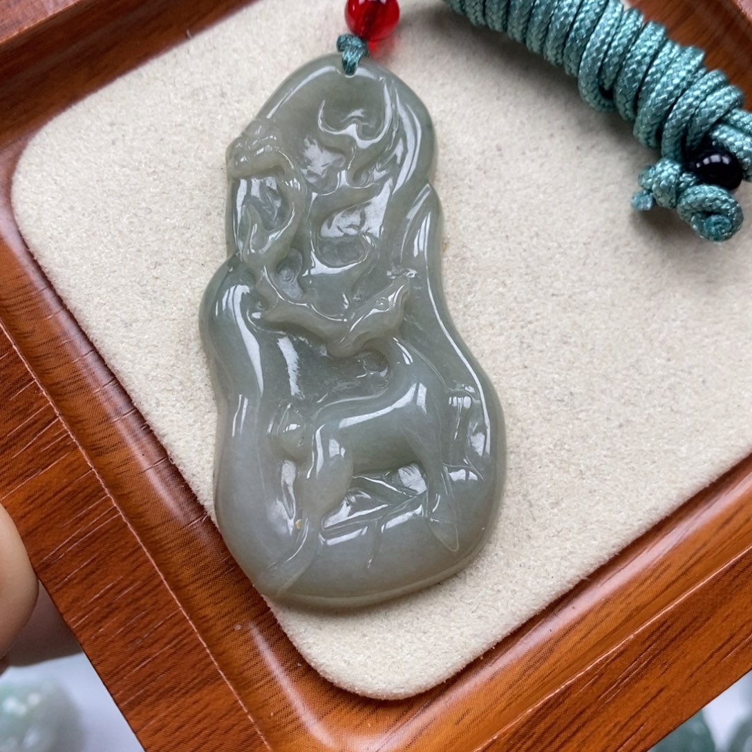 翡翠未镶嵌颈饰山水牌