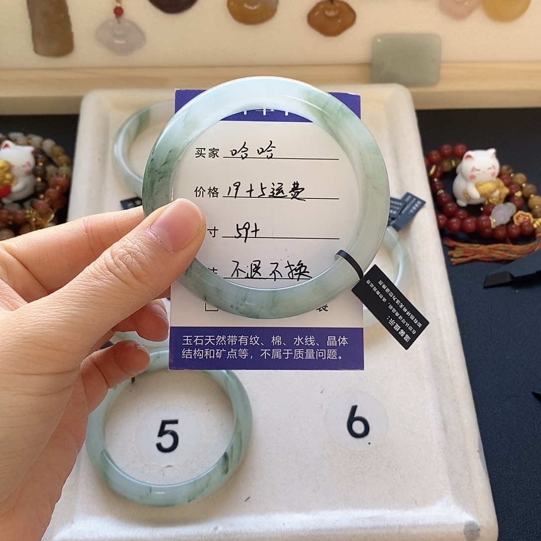 哈***哈石英质玉未镶嵌手镯