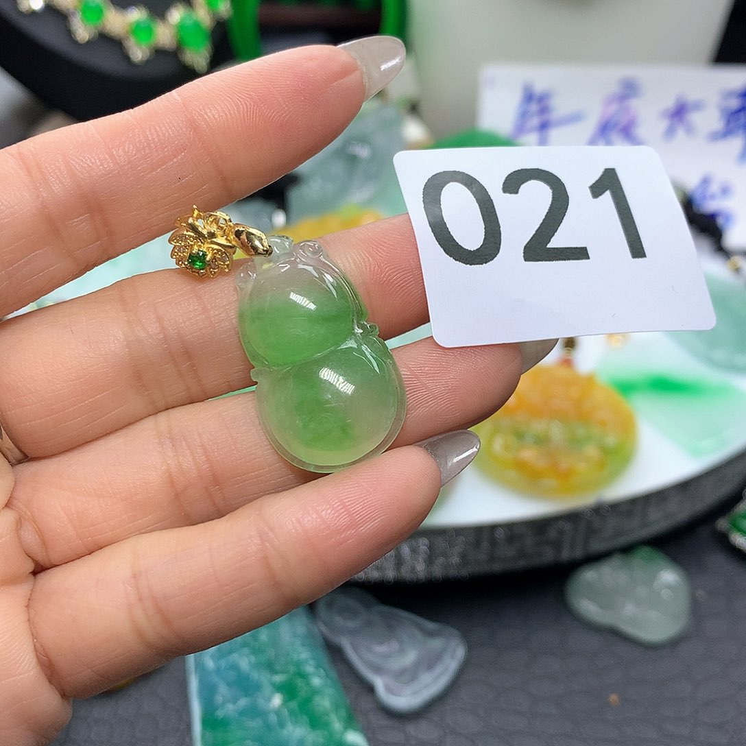 翡翠吊坠(赠链)未镶嵌