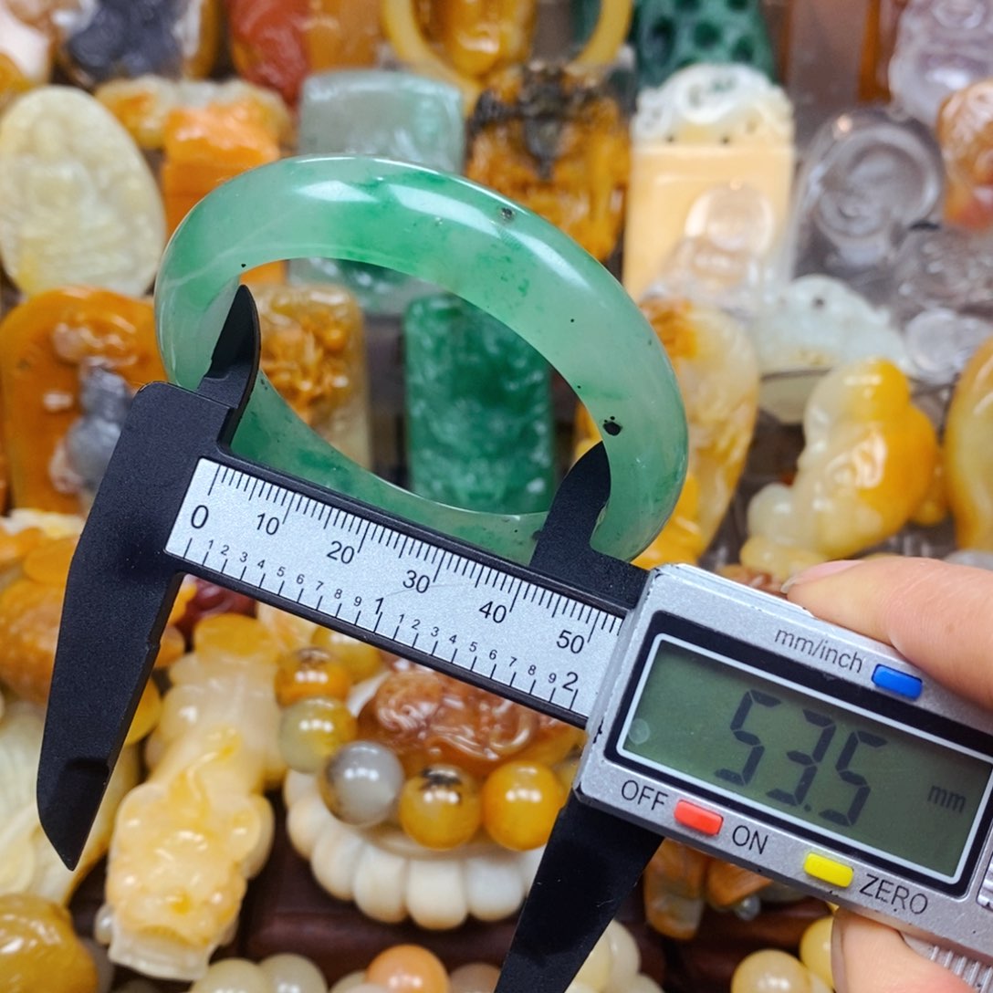 石英质玉未镶嵌颈饰