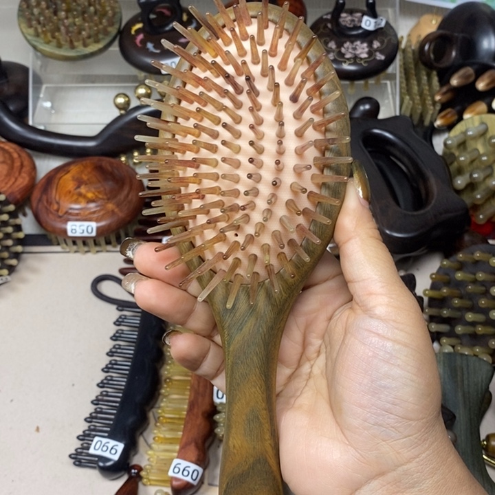 绿檀羊角气垫梳雕刻款