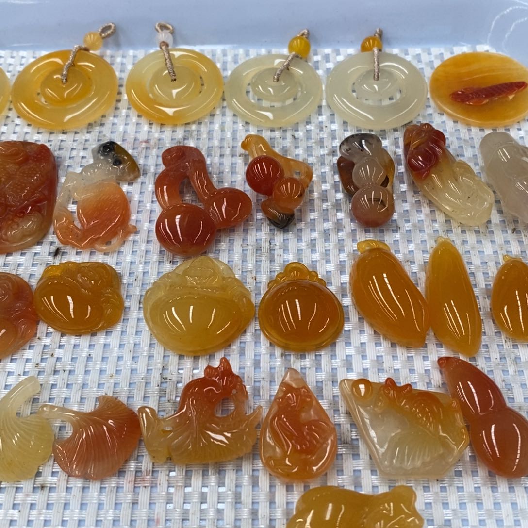 石英质玉（黄龙玉）颈饰合金