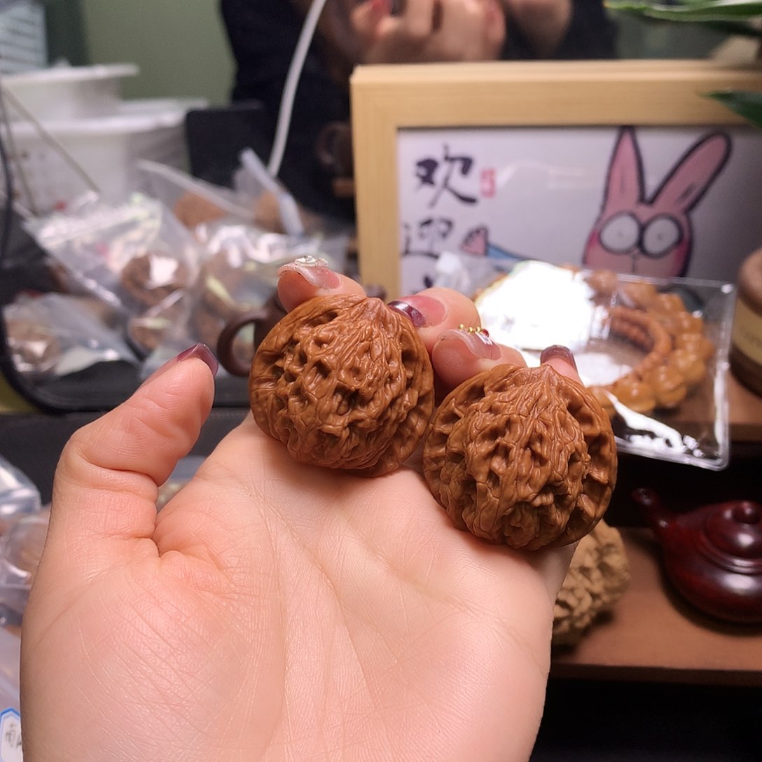 文玩核桃吊坠虎头36