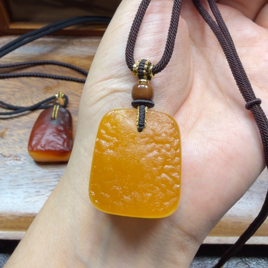 琥珀未镶嵌吊坠(赠链)