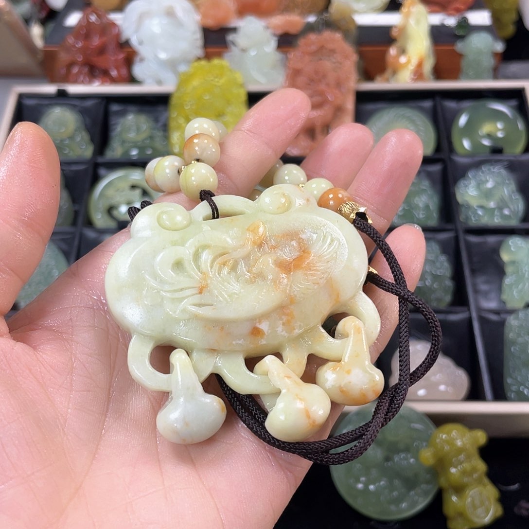 蛇纹石玉颈饰未镶嵌