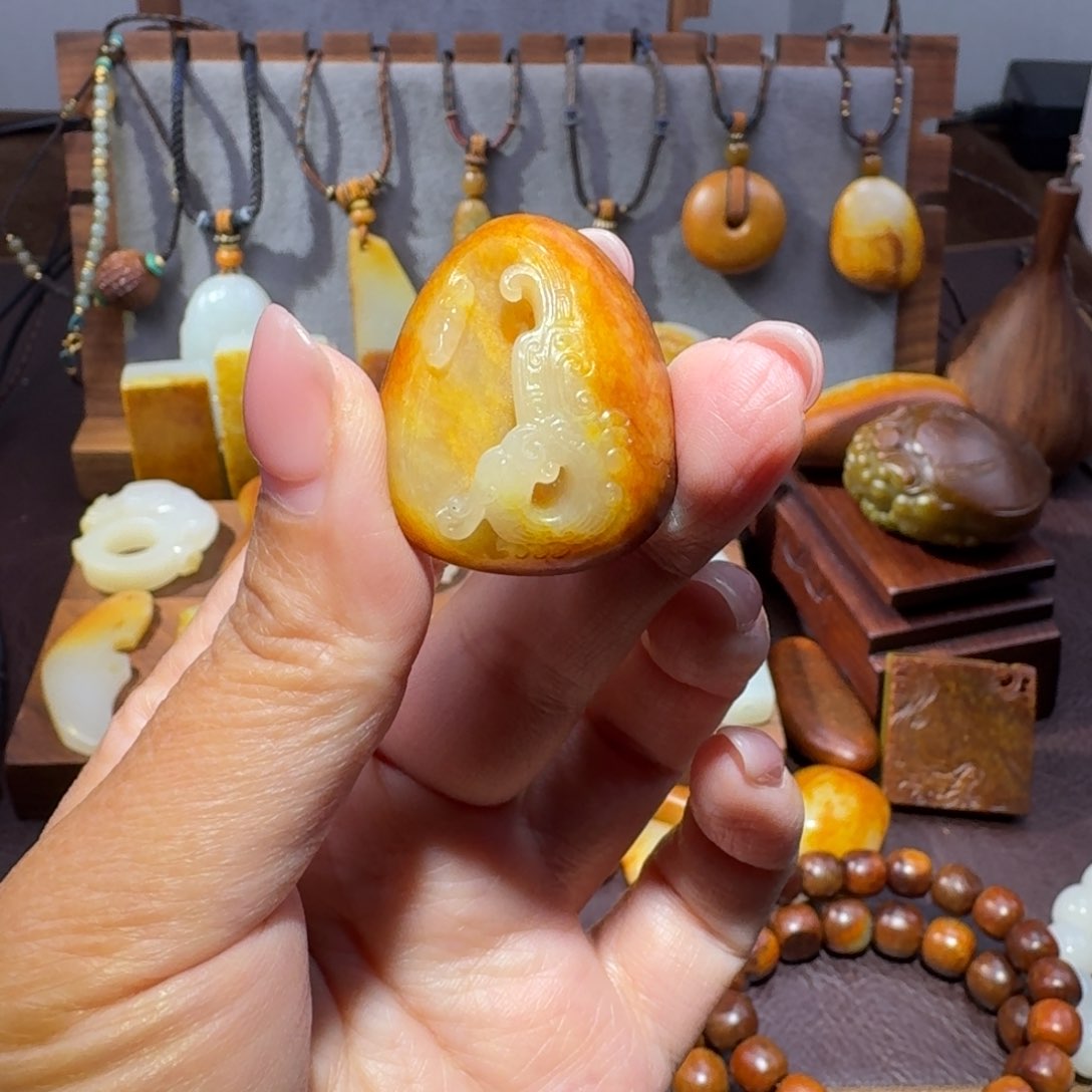 和田玉颈饰未镶嵌飞**象