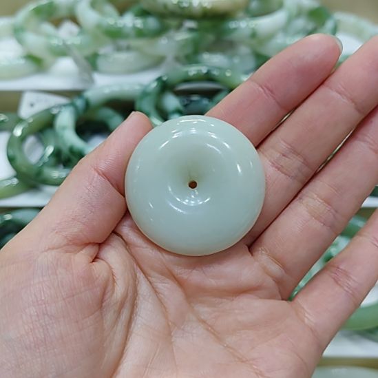 透闪石-蛇纹石玉未镶嵌颈饰