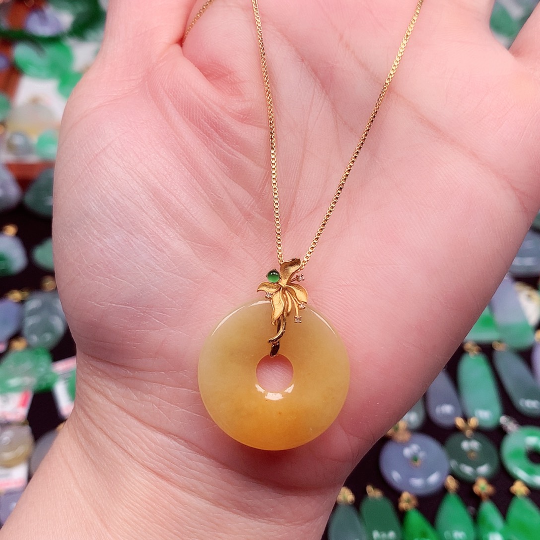 翡翠18K金镶嵌颈饰