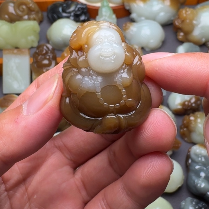 和田玉（糖玉）颈饰未镶嵌笑***记