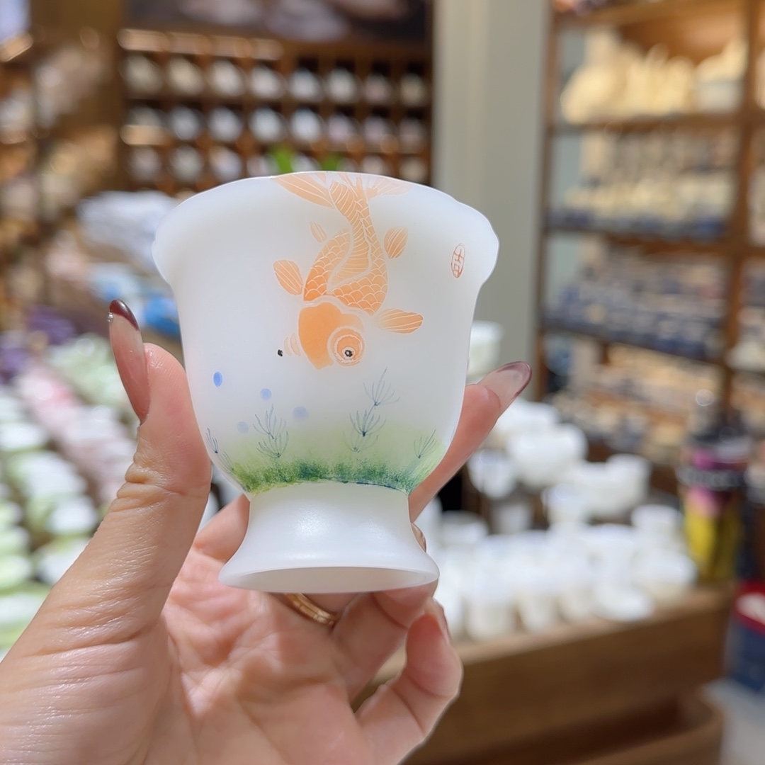 茶杯里放一瓶蜂蜜来给大家