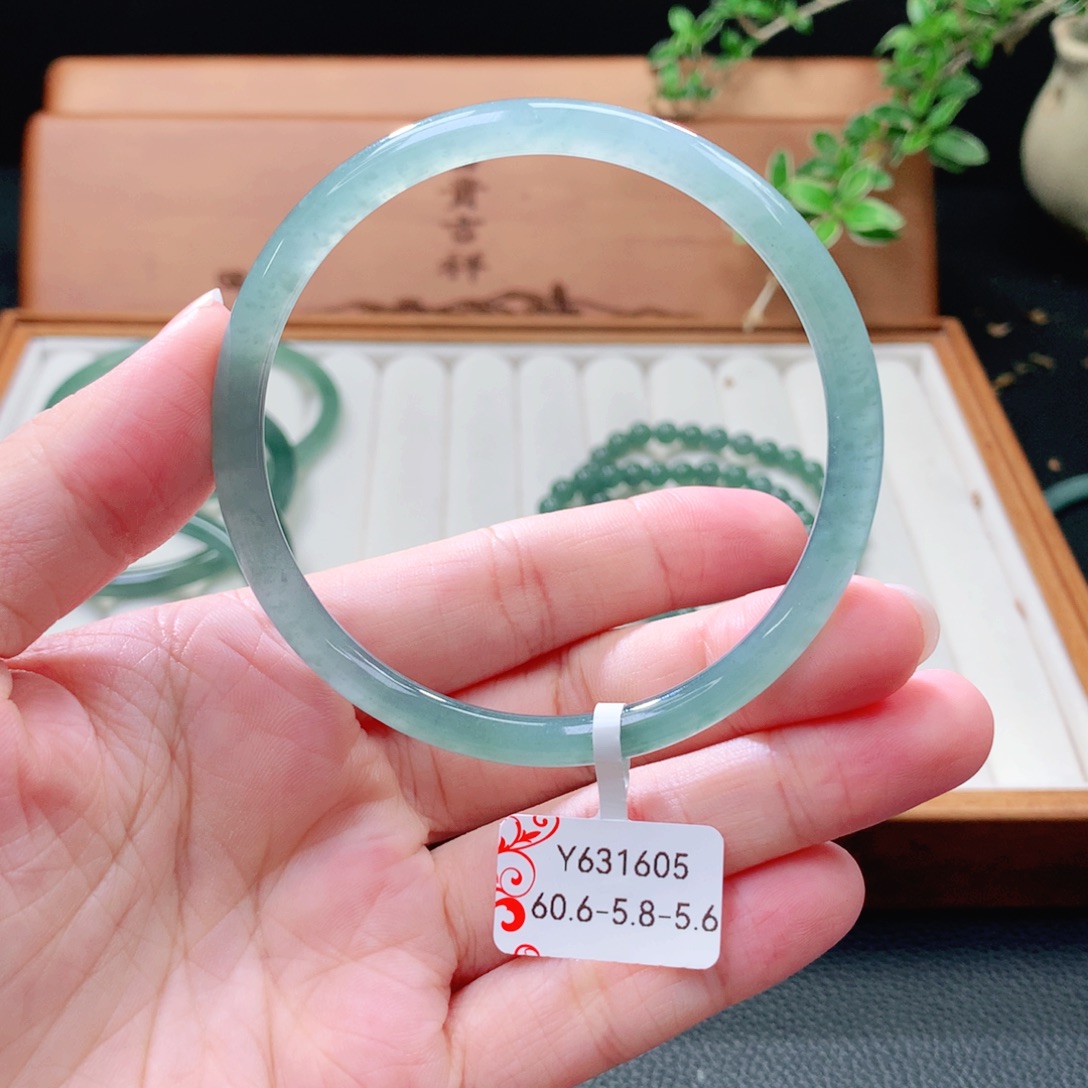 未镶嵌手镯（圆镯）翡翠