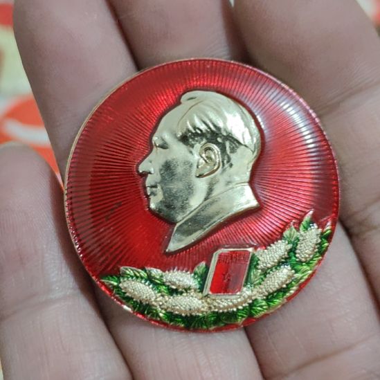 其他普通金属圆形红色人物像章