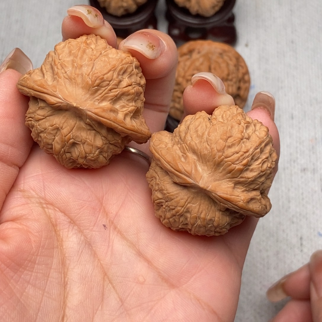 江***月文玩核桃吊坠血麒麟