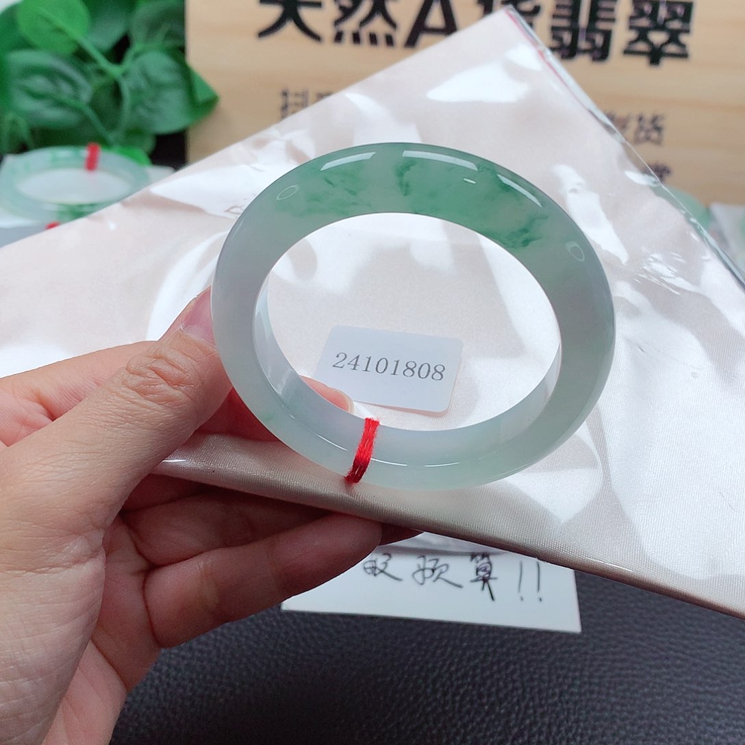 翡翠手镯未镶嵌天然A货翡翠手镯   有小纹