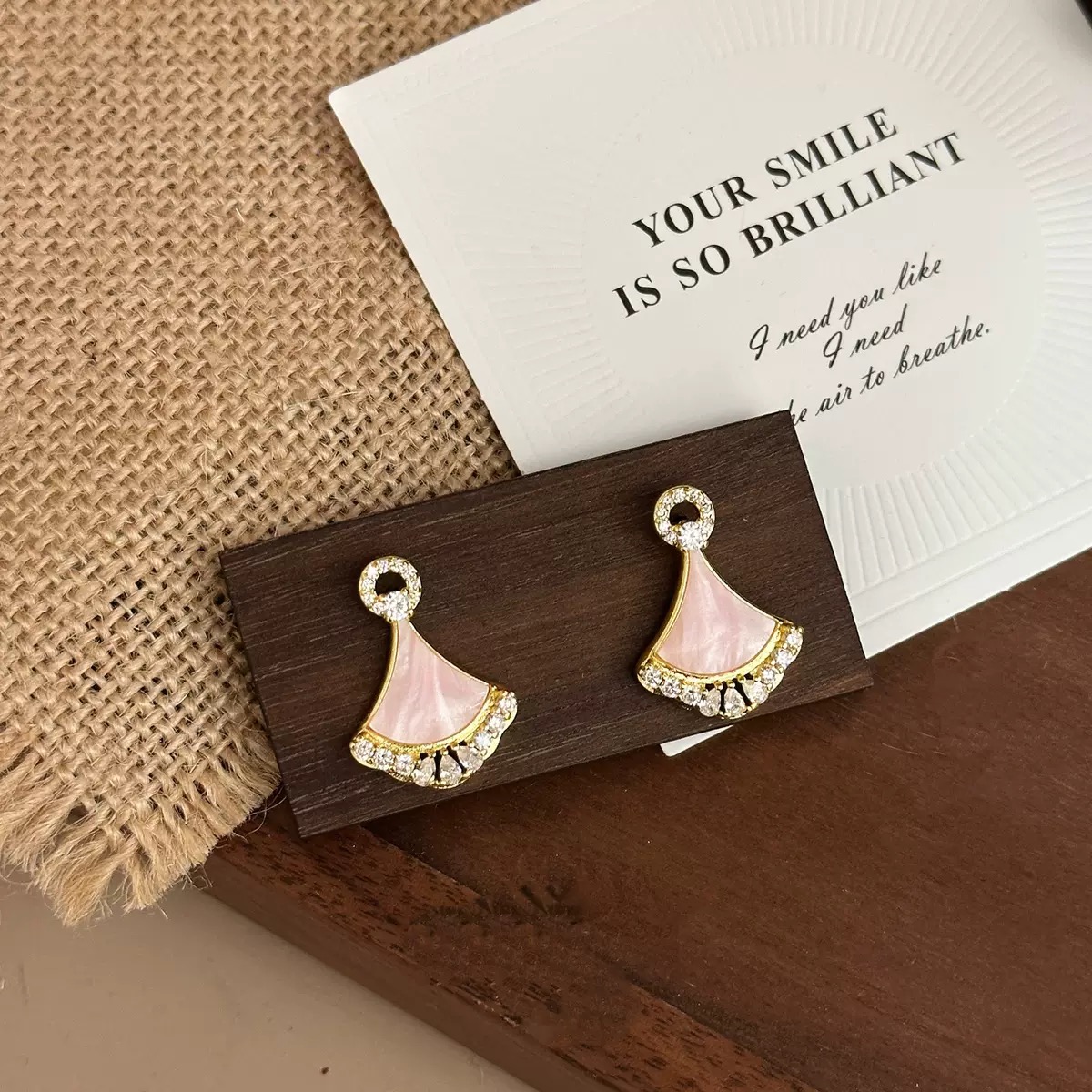 合金耳饰 镀K金6158~爆款贝母小裙子耳钉女轻奢时尚重工耳饰品