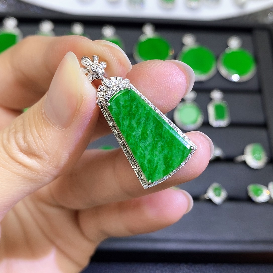 翡翠18K金镶嵌吊坠(不含链)