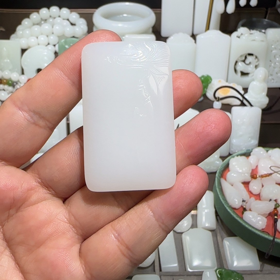 和田玉颈饰未镶嵌橄**剑