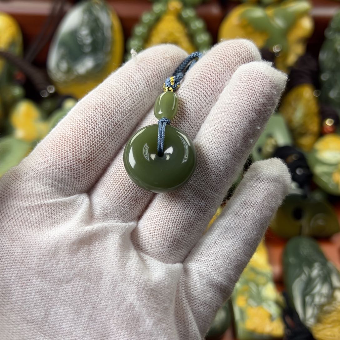 岫岩老玉（透闪石质玉）颈饰未镶嵌