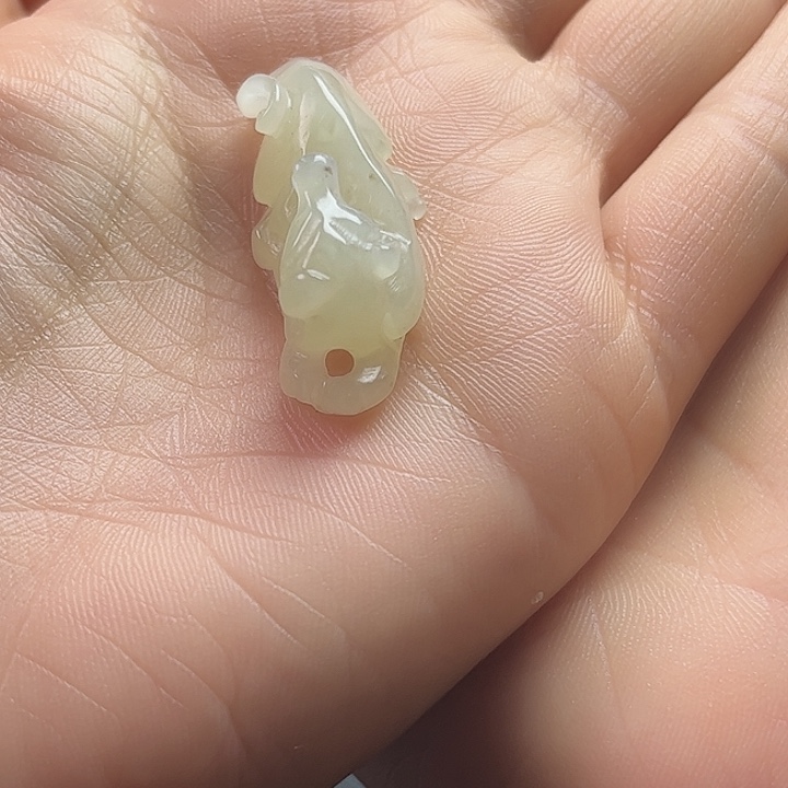 和田玉未镶嵌把件