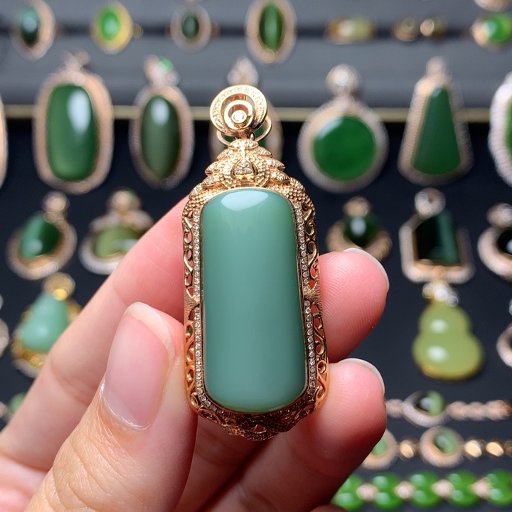 和田玉18K金镶嵌颈饰