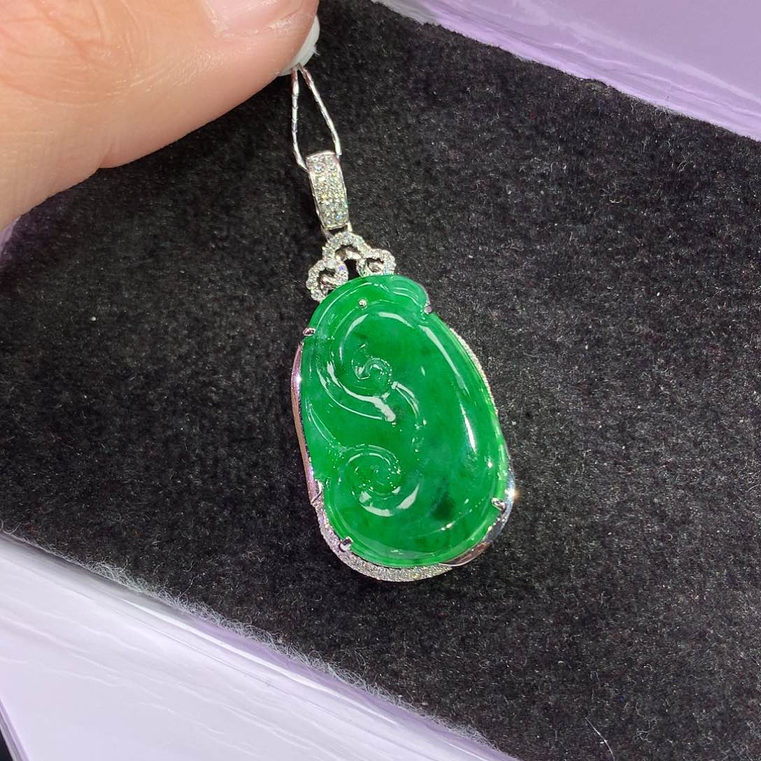 翡翠18K金镶嵌吊坠(赠链)