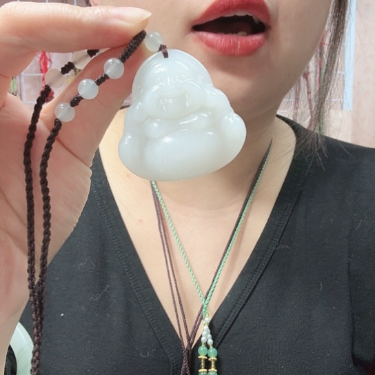 石英质玉未镶嵌颈饰瑕疵