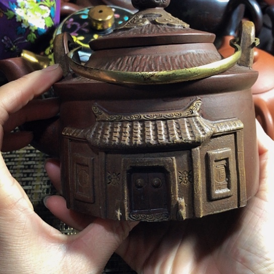 紫砂茶壶原矿泥料手工制作的紫砂壶，