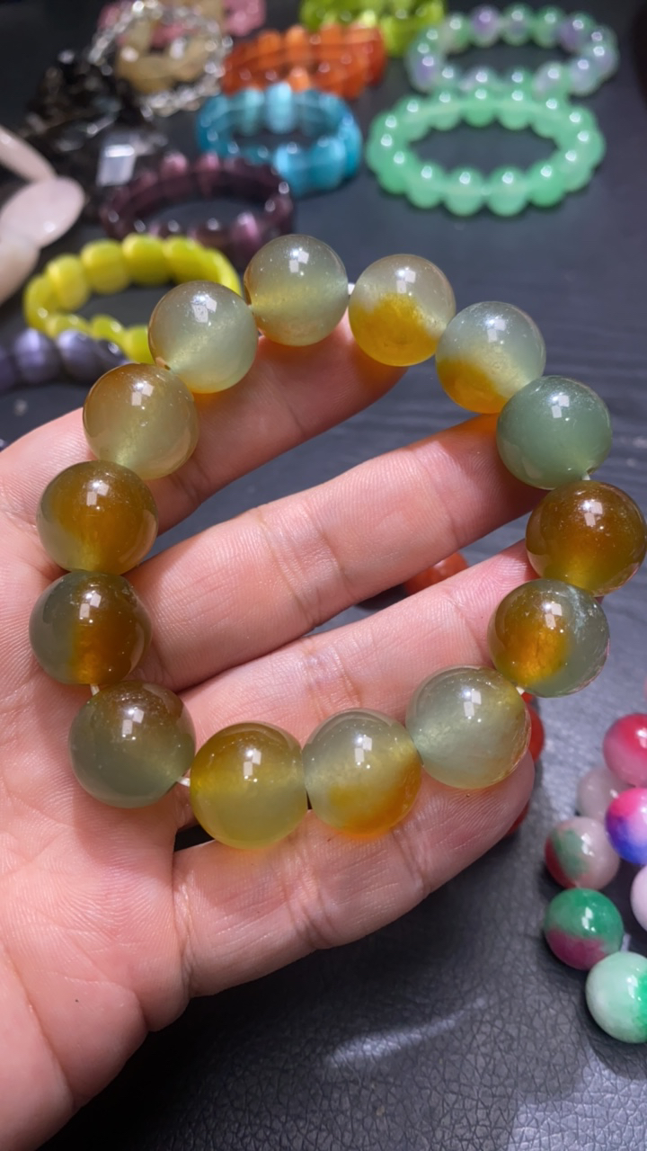 D  796 16 糯米蓝底飘黄手串