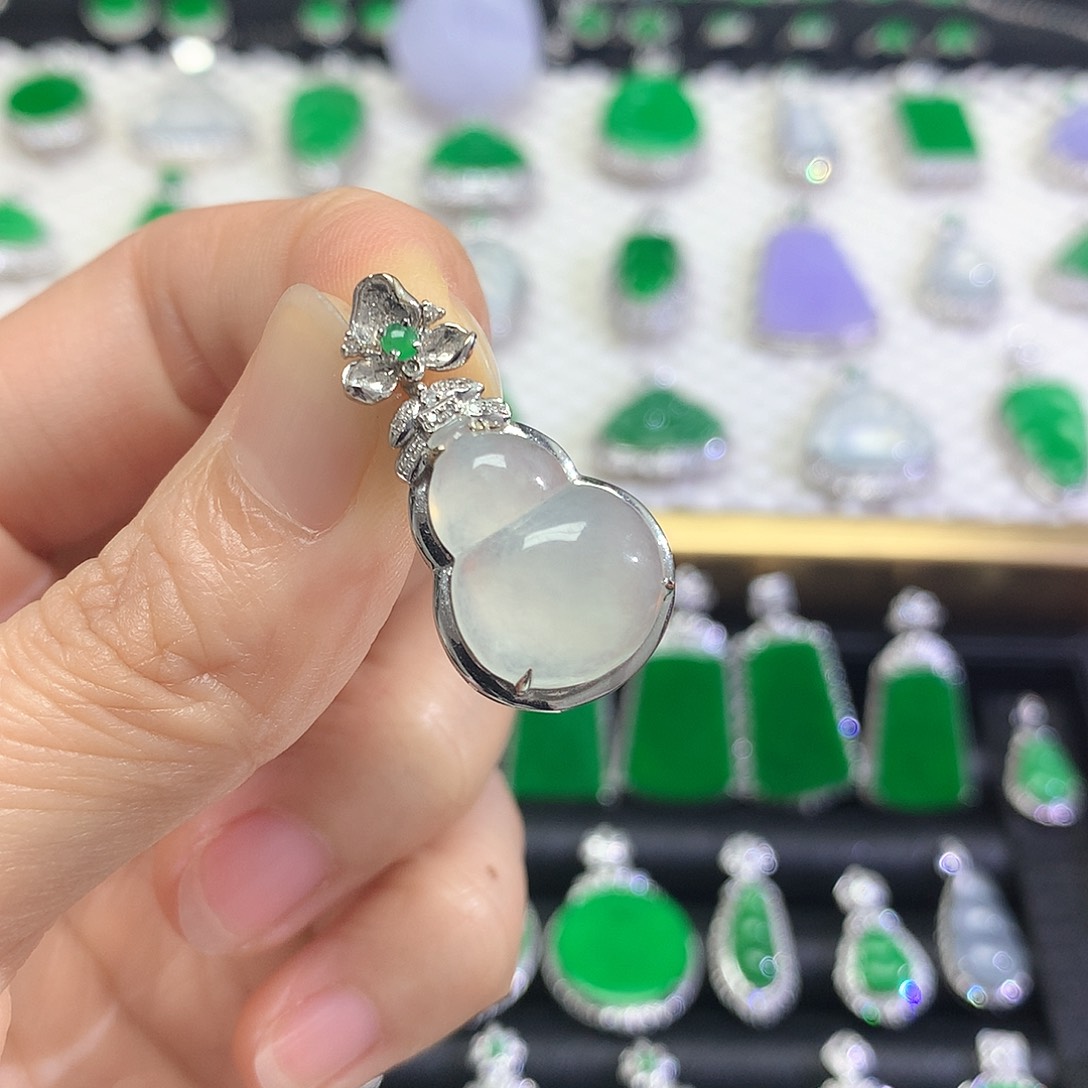 颈饰18K金镶嵌翡翠吊坠