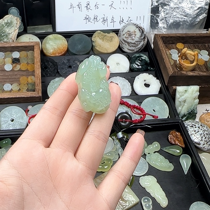 蛇纹石玉颈饰未镶嵌貔貅，瑕疵