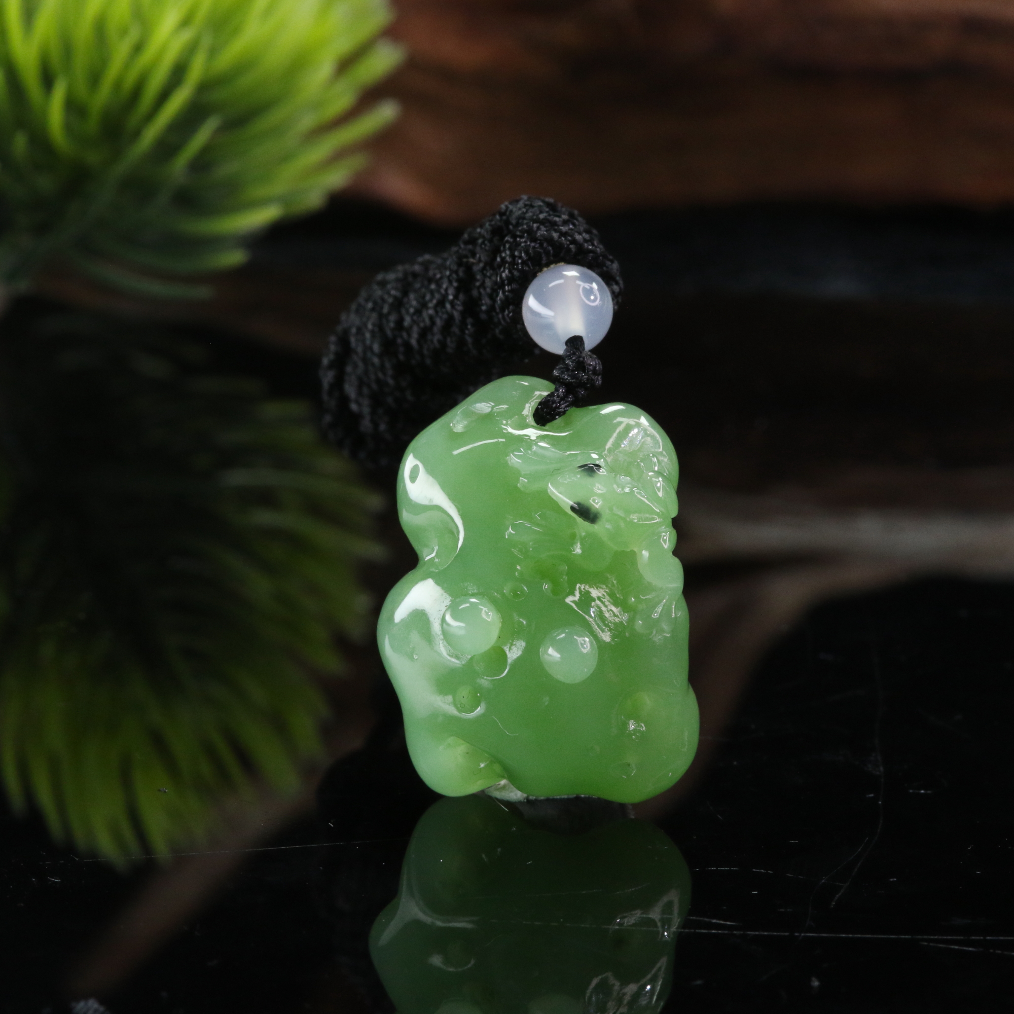 31和田玉碧玉苹果绿呱呱来米吊坠/200280北京中保拍卖