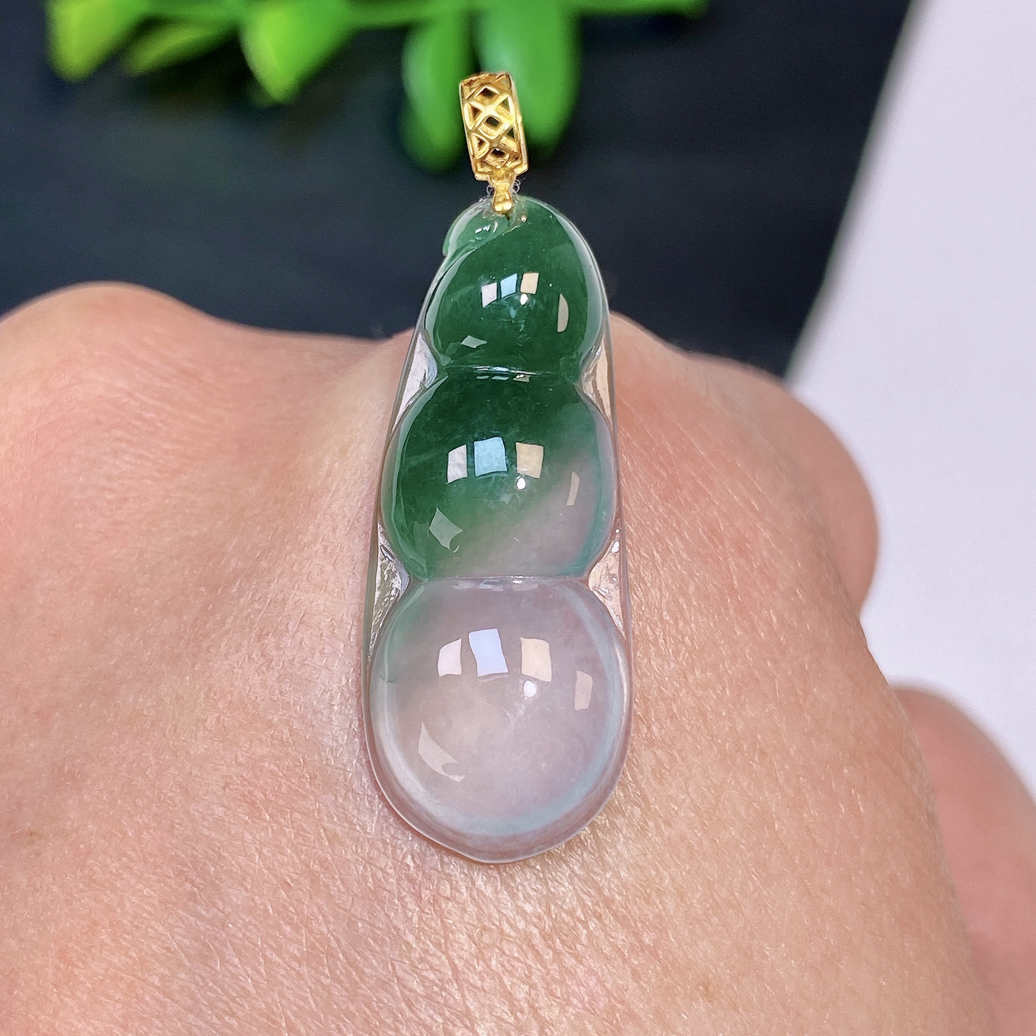 冰种飘花飘绿翡翠福豆吊坠 天然翡翠A货