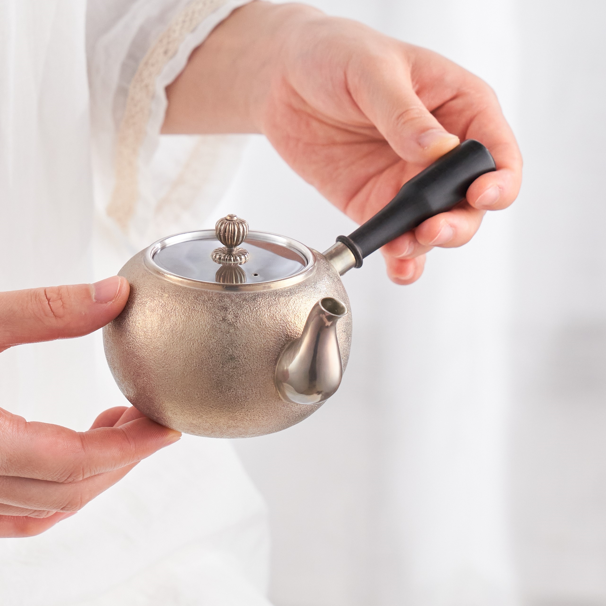 鼓形平盖银钮弯嘴足银侧把泡茶壶