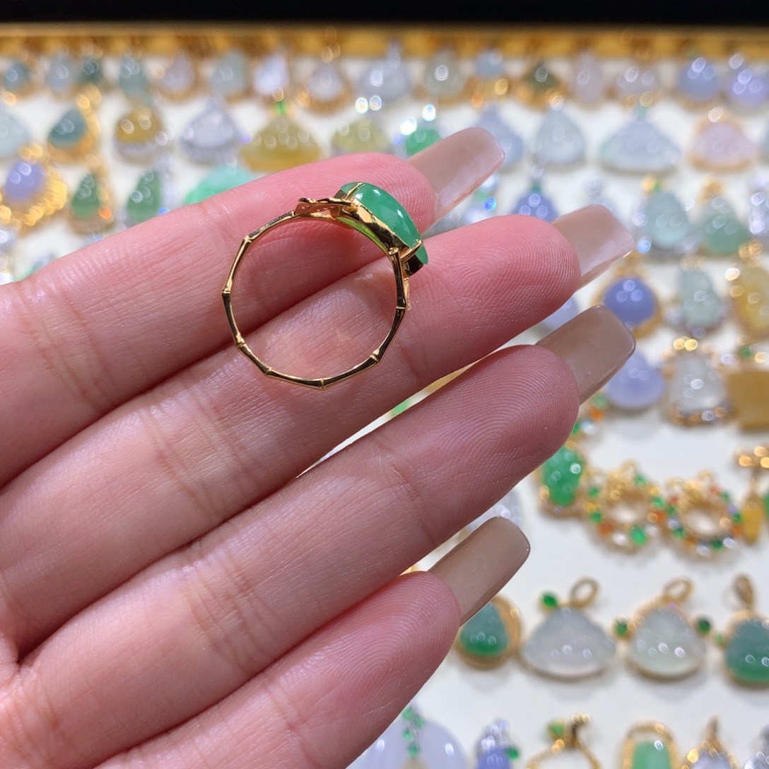 咩***咩翡翠18K金镶嵌颈饰翡翠