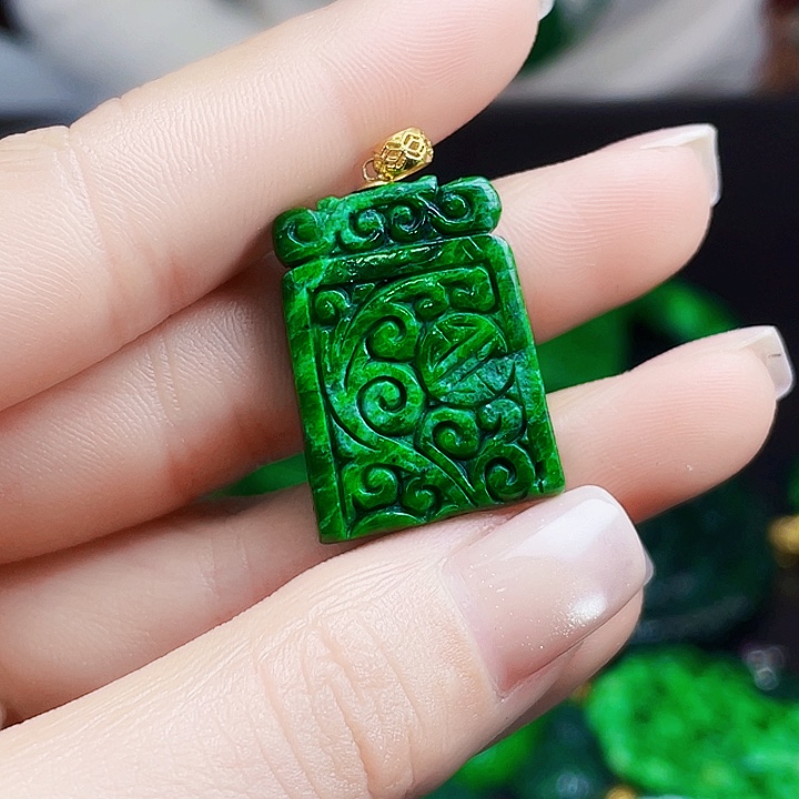 翡翠18K金镶嵌颈饰多样性