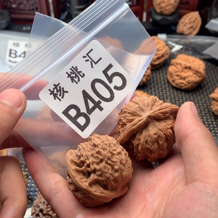 文玩核桃吊坠金麒麟