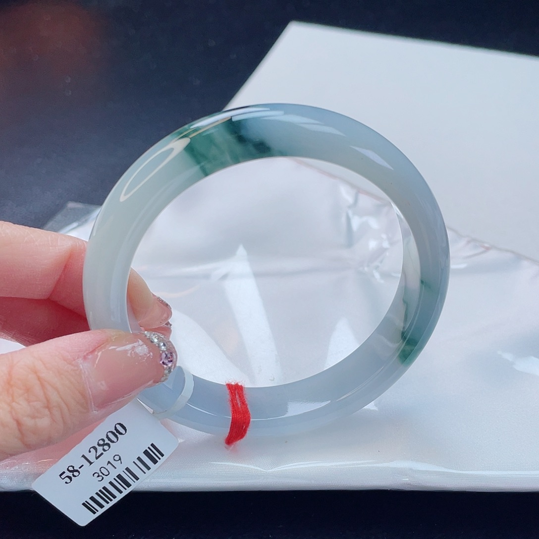 翡翠手镯未镶嵌翡翠