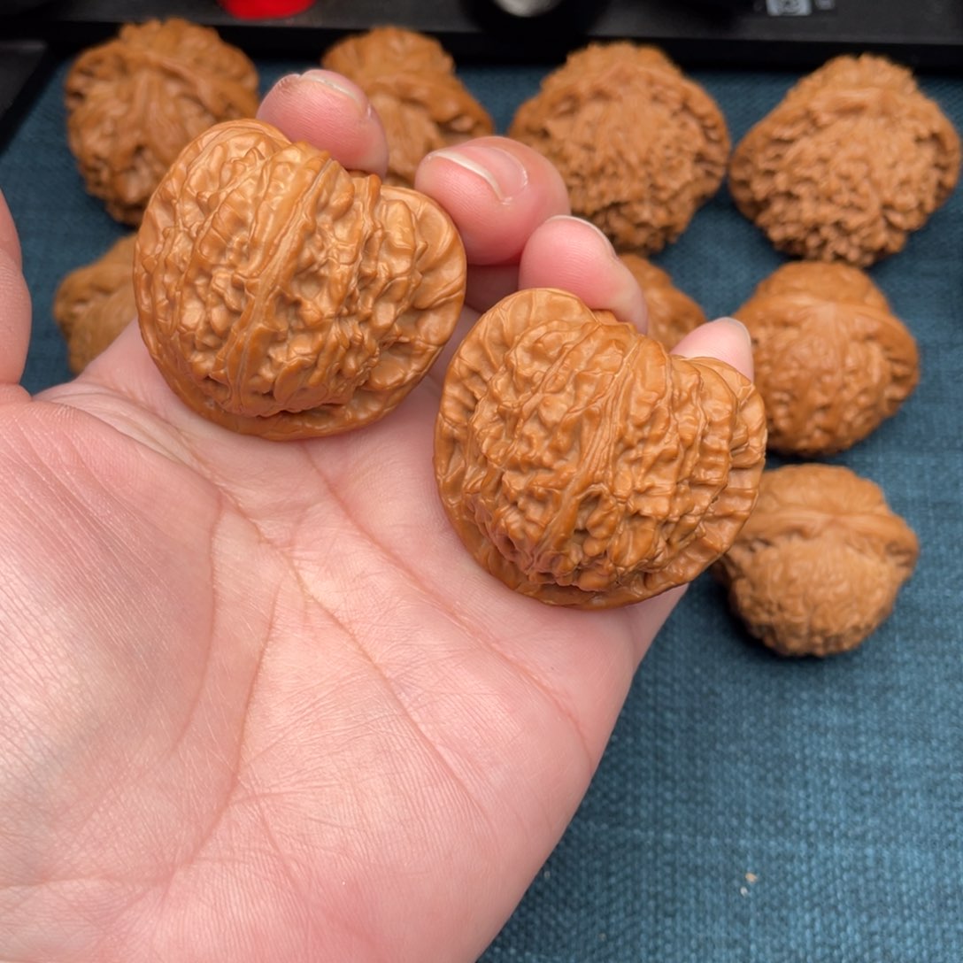 文玩核桃把件全品红色大克重三角白43