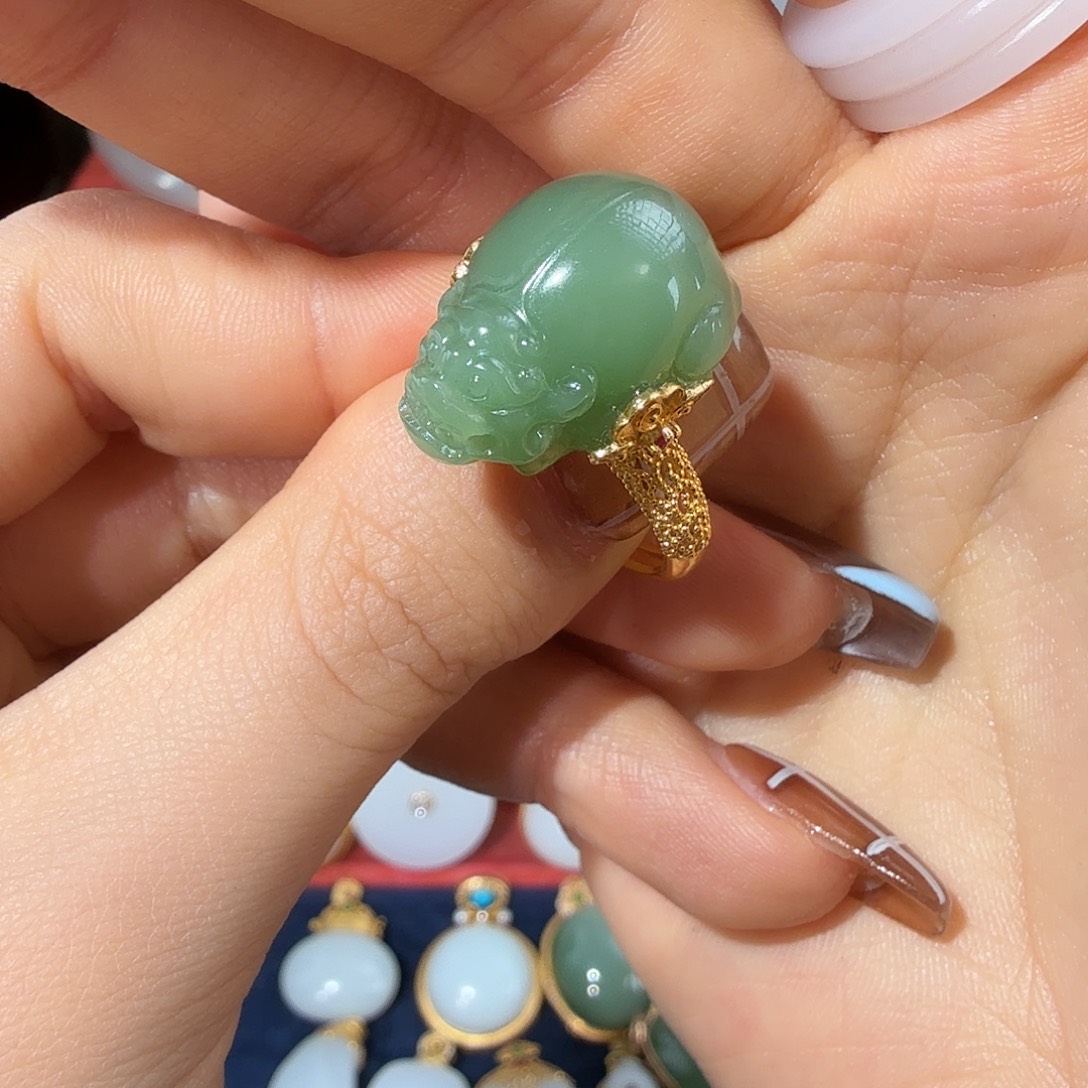 和田玉18K金镶嵌颈饰