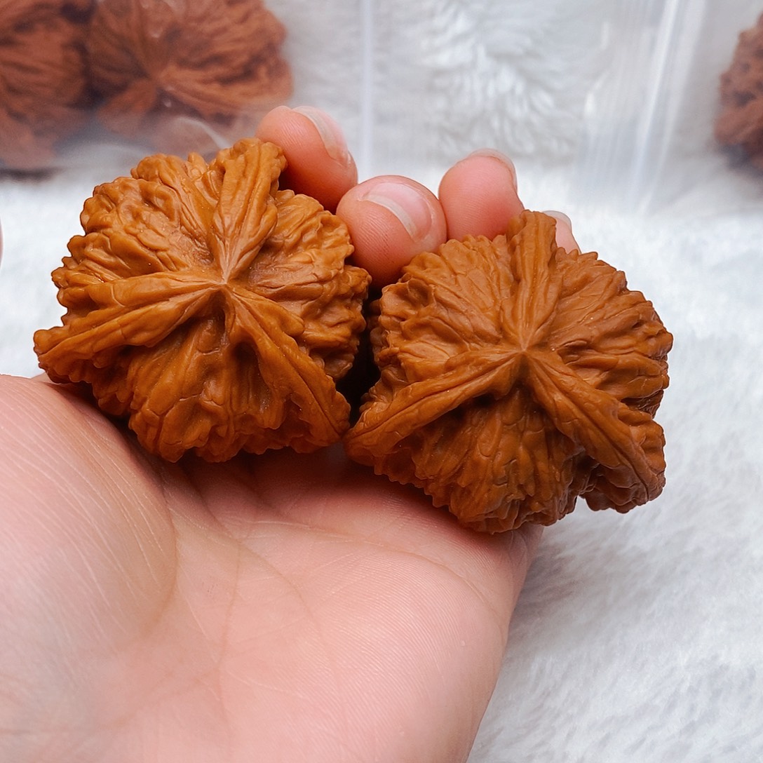 谭***心吊坠文玩核桃三棱