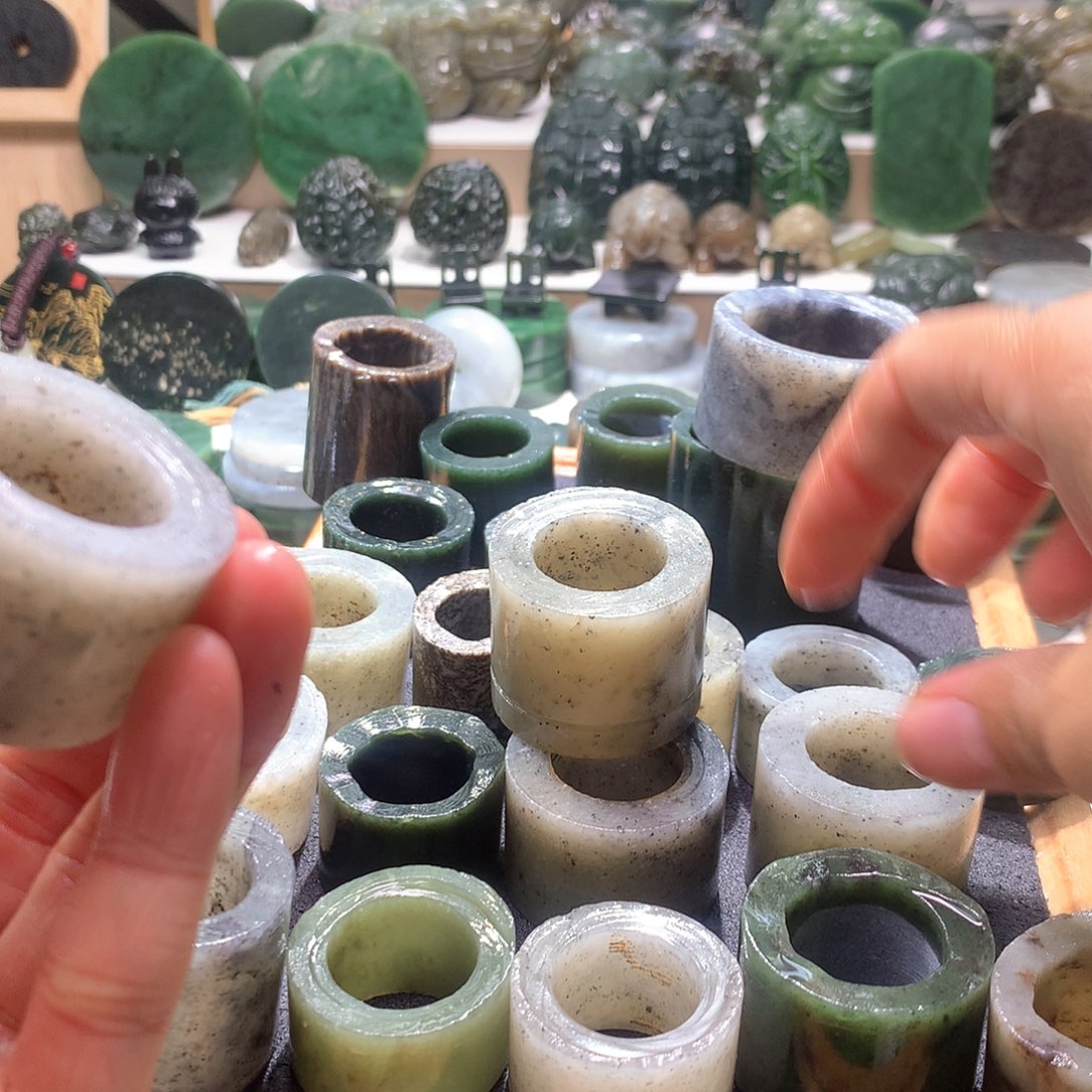 不***茶和田玉未镶嵌颈饰