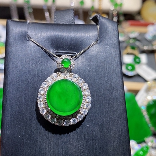 翡翠未镶嵌颈饰吊坠